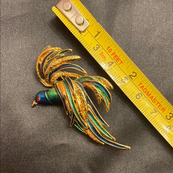 Elegant Brooch Set with Gold, Green, and Crystal Accents - Picture 7 of 8